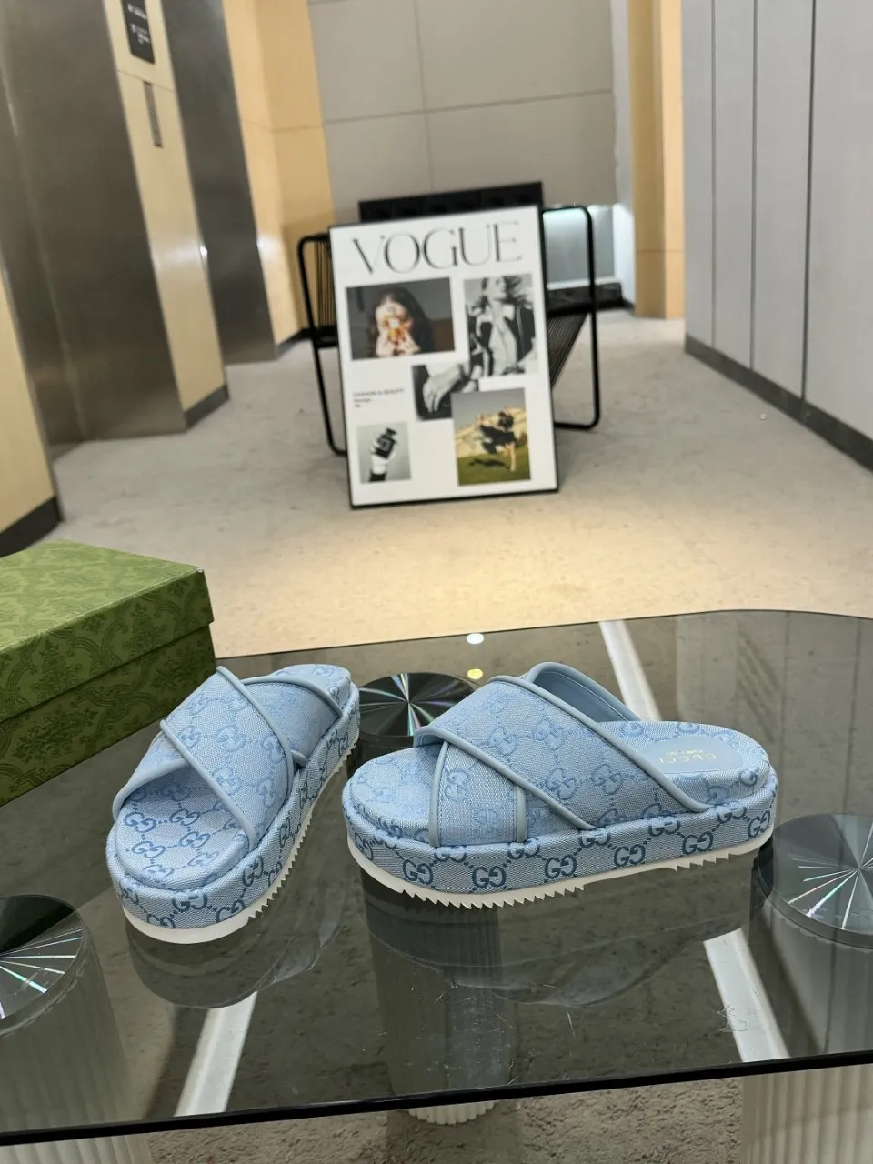 👟👟Ex-factory price 400👟👟 Shipped all year round, Gucci's latest limited edition thick-soled slippers. Top quality for sale. Purchase genuine product for development. The material and workmanship are consistent with the original. Upper: original special printing process. Lining: dyed sheepskin. Outsole: Italian private model outsole. Size: 35-43M standard size. 41, 42, 43 are also customized and cannot be returned. Sole thickness: 5.5cm. Forefoot 4cm.